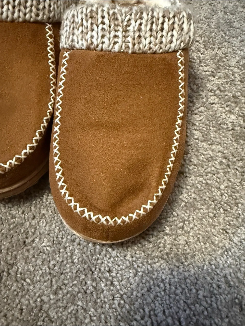 Dearfoams Brown slippers with white zigzag stitching, worn Size XL US 11-12